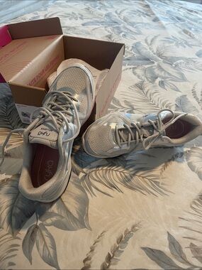 Ryka Light Gray Women's Mesh Lace-Up cross trainers, Zumba fitness, Worn once.